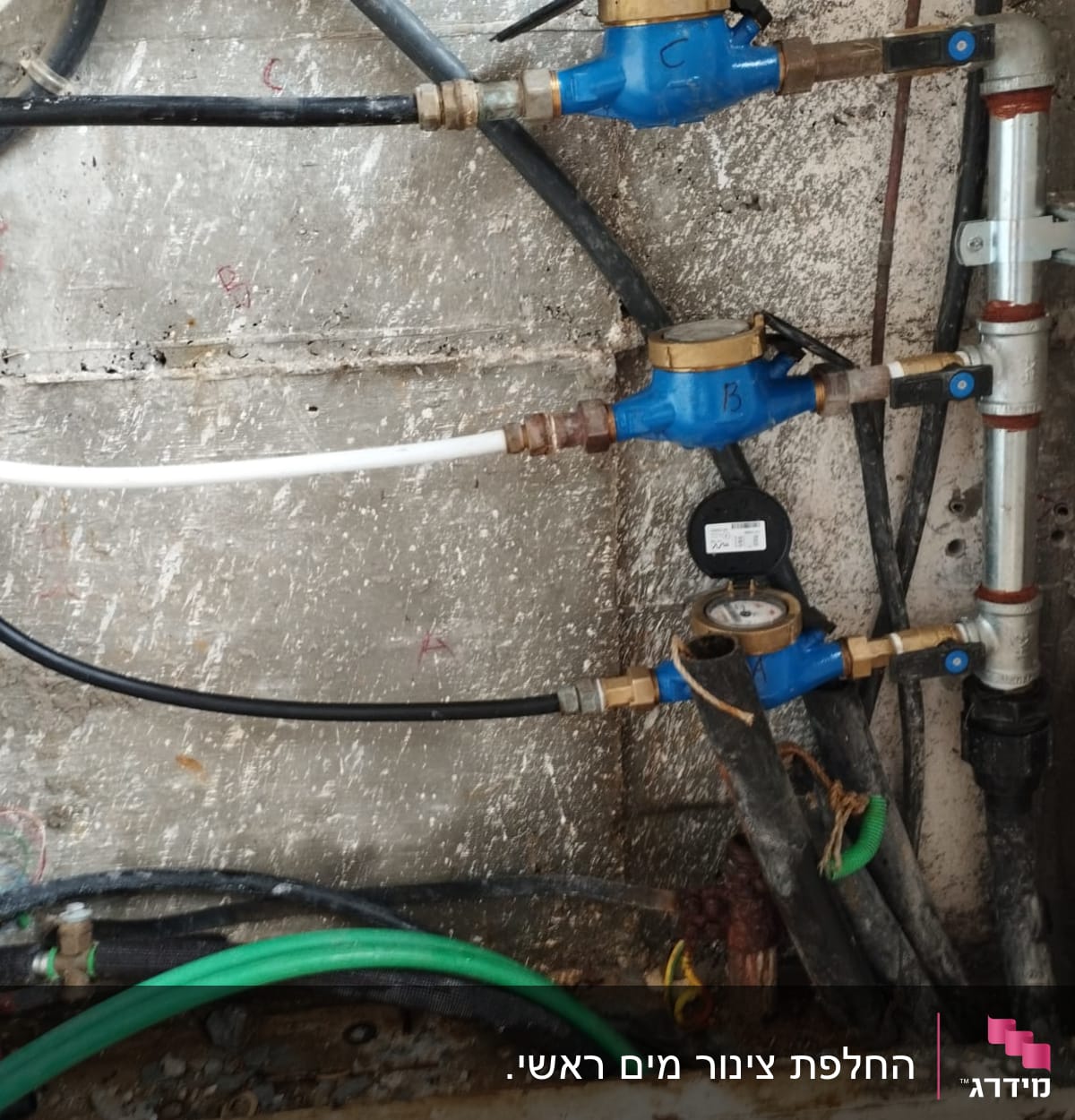 צינורות מים עם מד מים וברזים כחולים